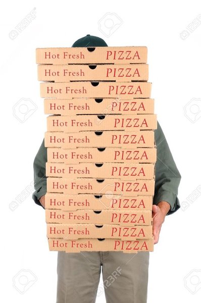 12853786-un-livreur-caché-derrière-une-grande-pile-de-boîtes-de-pizza-il-est-comptable-format-vertical-sur-fond-bla.jpg