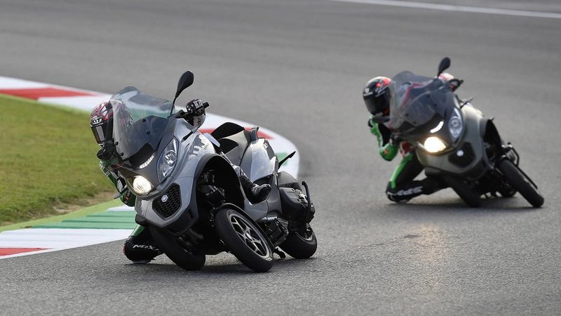 piaggio-mp3-500-hpe-en-mugello-con-scott-redding-y-aleix-espargaro.jpg