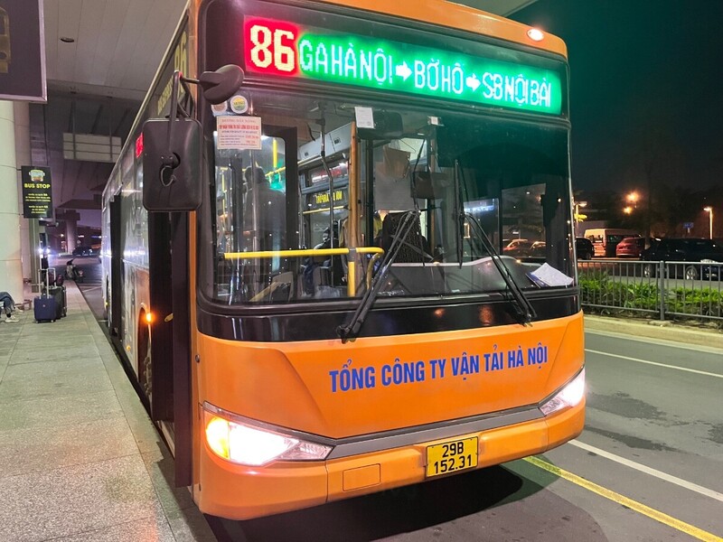 Z lotniska autobusem.