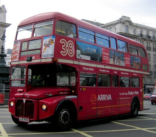 Arriva_London_Routemaster_RML2401_(JJD_401D)_route_83_branding_Piccadilly_Circus.jpg